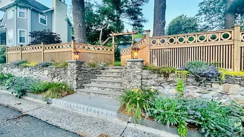 18 20th Ave, Sea Cliff, NY 11579