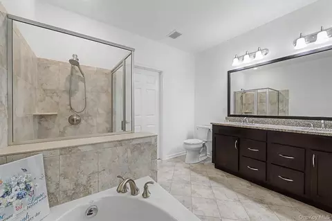 Bath - 2806 Bennington Dr, Fishkill, NY 12524 photo 3 of 4