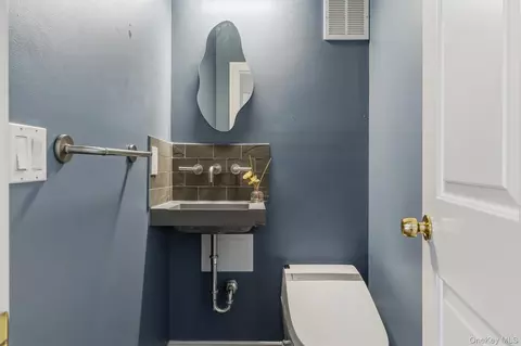 Bath - 88 Broadway #PH4, Ossining, NY 10562 photo 1 of 3