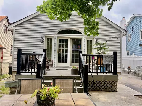8456 252nd St, New York, NY 11426