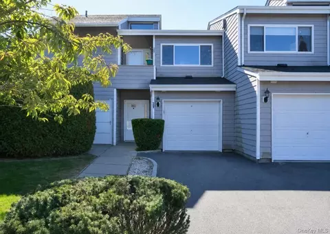 31 Vista Dr N, Manorville, NY 11949