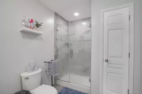 Bath - 8 Hampton Rd, Poughkeepsie, NY 12603 photo 3 of 4