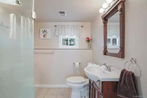Bath - 8 Hampton Rd, Poughkeepsie, NY 12603 photo 4 of 4