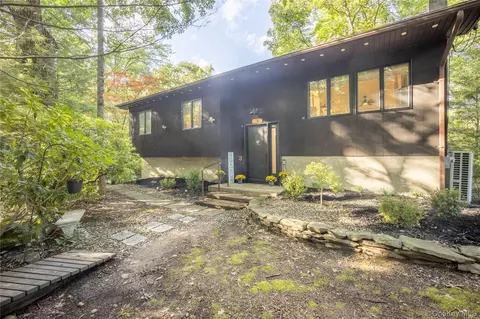 3 Lauretta Dr, Lloyd, NY 12528