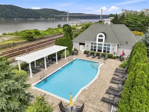 308 Bridgeview Dr, Poughkeepsie, NY 12601