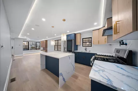 11593 217th St, New York, NY 11411