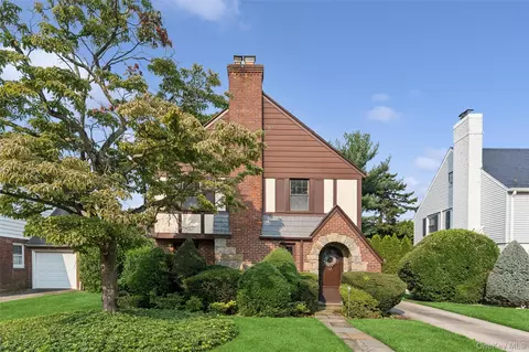 23 Wisteria Ave, North Hempstead, NY 11501