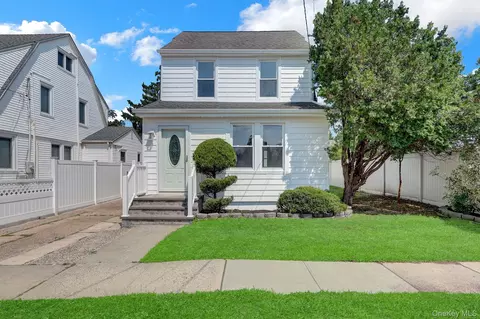 15 Stratford Ave, North Hempstead, NY 11596