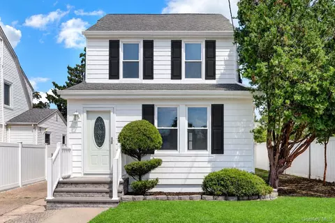 15 Stratford Ave, North Hempstead, NY 11596