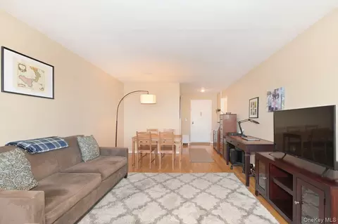 2 Birchwood Ct # 5H, Mineola, NY 11501