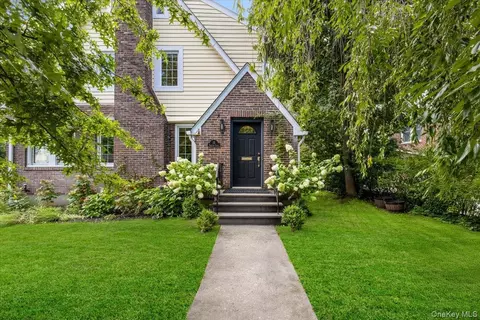 15 Parkview Ct, White Plains, NY 10603