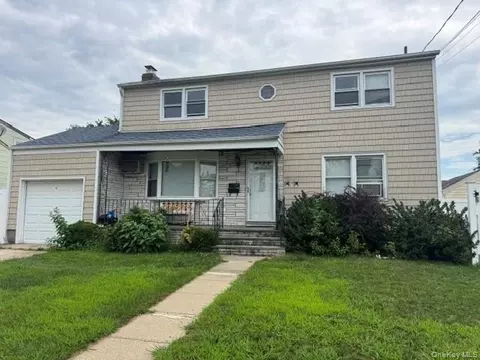 74 Crestwood Blvd, Farmingdale, NY 11735