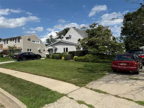 27 Wheelbarrow Ln, Wantagh, NY 11793
