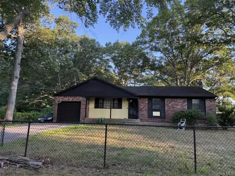 44 Plum St, Central Islip, NY 11722