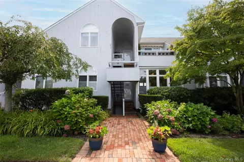 400 Noyack Rd #E2, Southampton, NY 11968