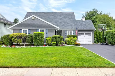 38 Laurel St, Garden City, NY 11530