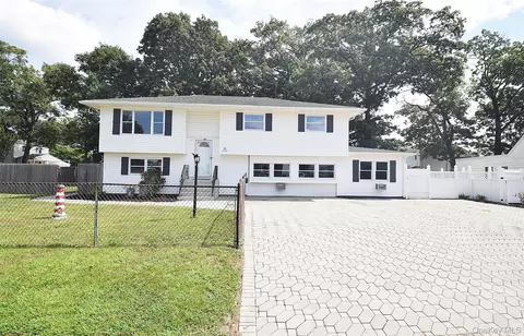 226 14th Ave, West Babylon, NY 11704