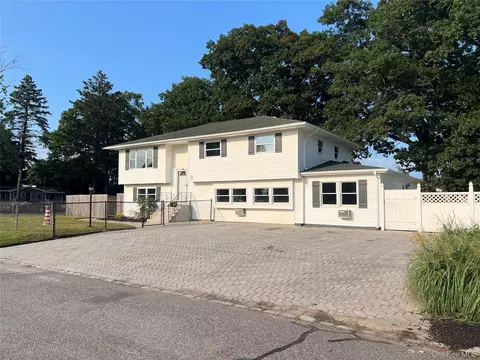 226 14th Ave, West Babylon, NY 11704