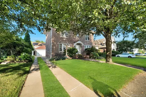 8833 195th St, New York, NY 11423