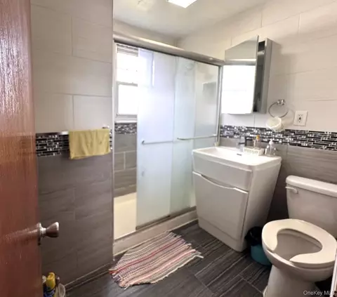 Bath - 55 Canfield Ave, Yonkers, NY 10710 photo 2 of 4