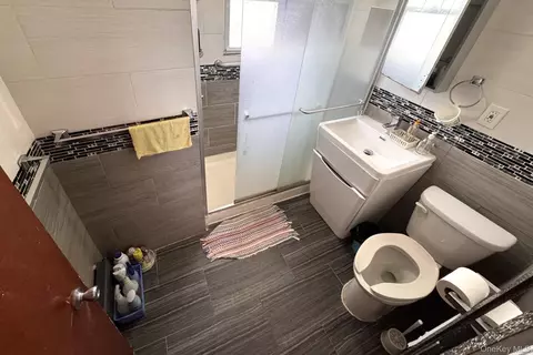 Bath - 55 Canfield Ave, Yonkers, NY 10710 photo 1 of 4