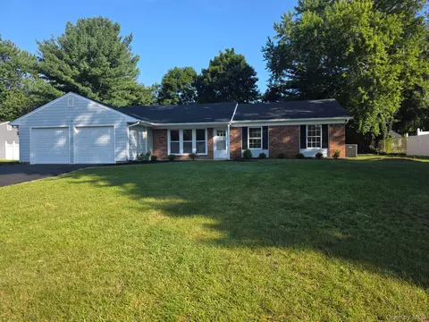 5 Orleans Grn, Coram, NY 11727