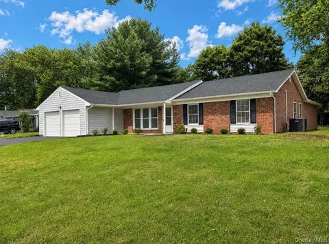 5 Orleans Grn, Coram, NY 11727