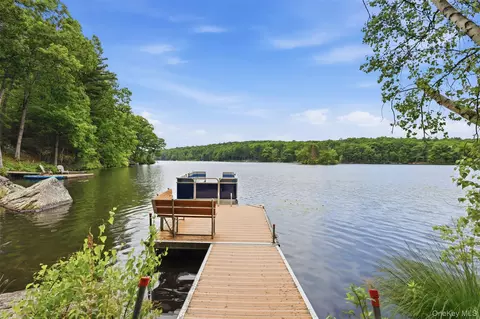 128 Broadmoor Dr, Hawley, PA 18428