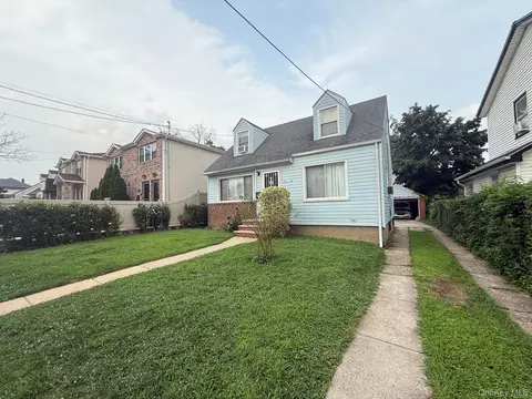 13619 220th Pl, New York, NY 11413