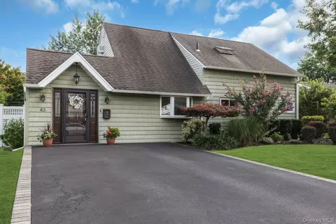 42 Dock Ln, Wantagh, NY 11793