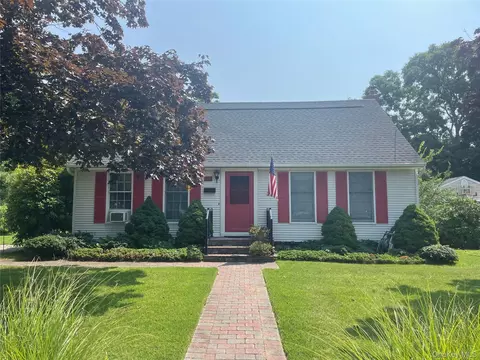 363 3rd Ave, Bayport, NY 11705