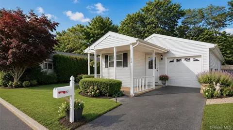 53 Village Cir E #E053, Manorville, NY 11949