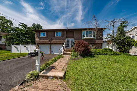 61 Linda Ln, North Babylon, NY 11703