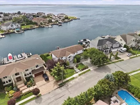 211 Whitewood Dr, Massapequa Park, NY 11762