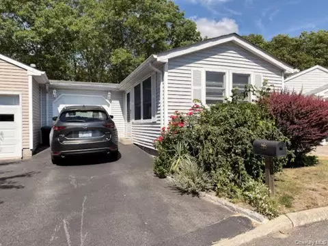 205 Village Cir W, Manorville, NY 11949