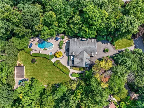12 Rollingwood Dr, Clarkstown, NY 10956