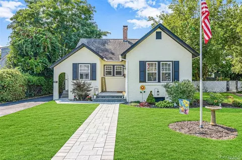 510 Secatogue Ave, Farmingdale, NY 11735