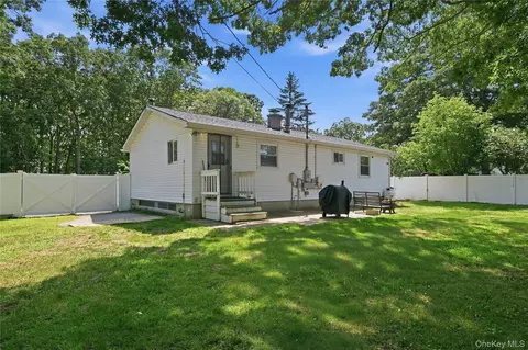 Exterior - 211 Hampton Ave, Mastic, NY 11950 photo 6 of 6
