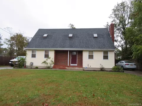 9 Palfrey St, Bay Shore, NY 11706