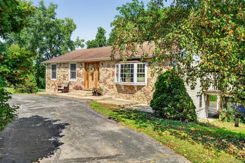 35 Hillside Dr, Marlboro, NY 12542