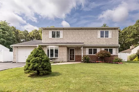 24 Gainsborough Rd, Holbrook, NY 11741