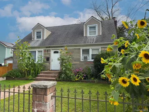 162 Princeton St, Hempstead, NY 11550