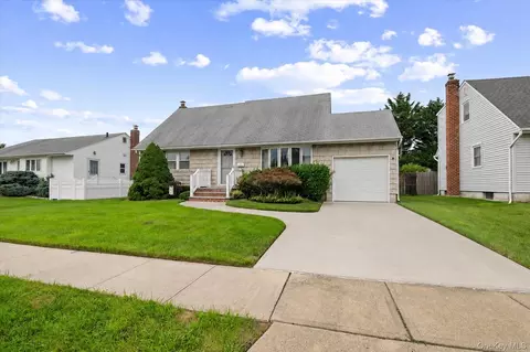 11 Hastings Ln, Hicksville, NY 11801