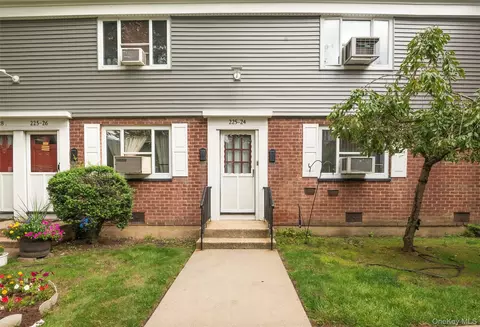 225-24 Manor Rd #814, New York, NY 11427