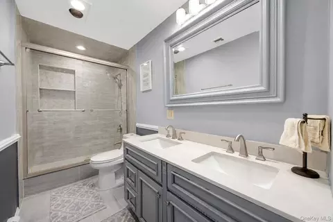 Bath - 49 Village Dr, Jericho, NY 11753 photo 2 of 3