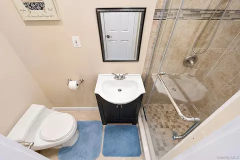 Bath - 49 Village Dr, Jericho, NY 11753 photo 3 of 3