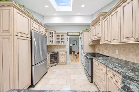 Kitchen - 49 Village Dr, Jericho, NY 11753 photo 2 of 3