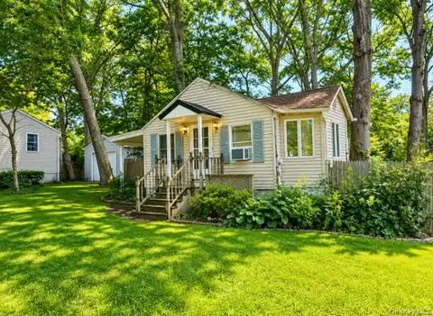86 N Evergreen Dr, Selden, NY 11784