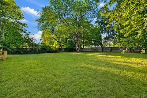 171 Elm Dr, Bay Shore, NY 11706
