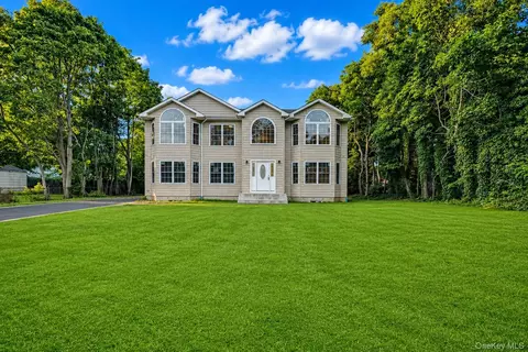 171 Elm Dr, Bay Shore, NY 11706